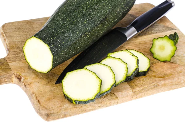 Zucchini auf Schneidebrett, in Scheiben geschnitten, Zutaten zum Kochen — Stockfoto