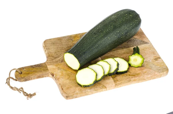 Zucchine su tagliere da cucina, tagliate a fette, ingredienti per cucinare — Foto Stock