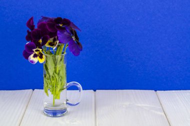 Buket çiçek parlak arka plan üzerinde küçük vazo