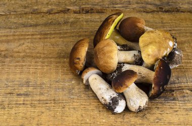 Ahşap masa üzerinde orman mantar demet