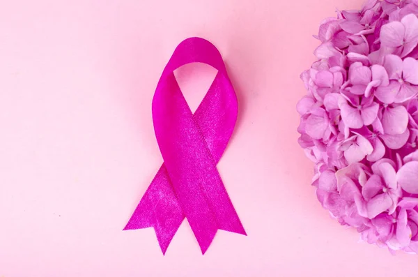 Cinta rosa símbolo conciencia de cáncer de mama — Foto de Stock