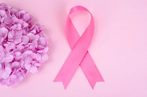 Nastro rosa simbolo consapevolezza del cancro al seno — Foto Stock