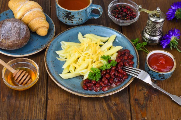 Nudeln und Bohnen in Tomatensauce — Stockfoto