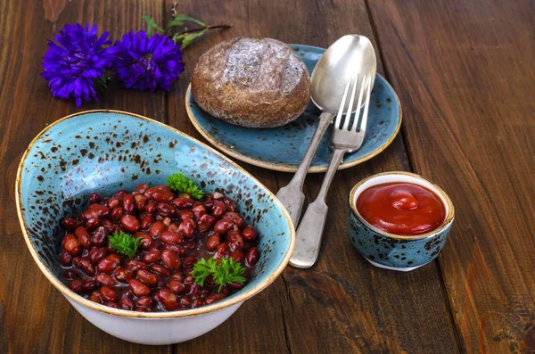 Консервовані боби в томатному соусі — стокове фото
