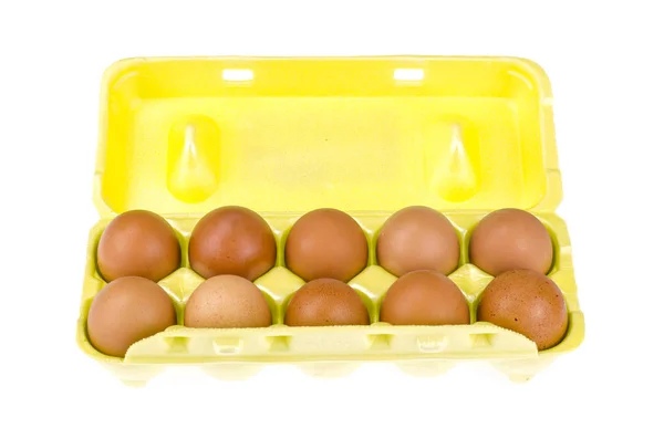 Упаковка с желтыми куриными яйцами — стоковое фото