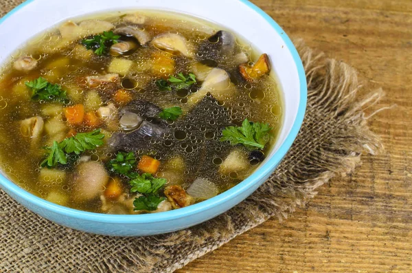 野生のキノコとジャガイモおいしいホット スープ — ストック写真