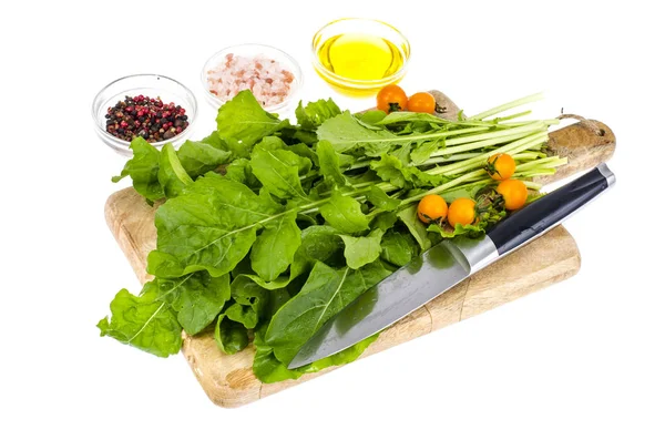 Roquette sur planche à découper de cuisine, nourriture végétalienne et végétarienne — Photo
