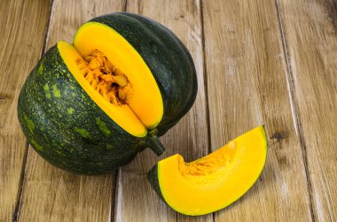 Ahşap masa üzerinde yuvarlak tatlı olgun kabak