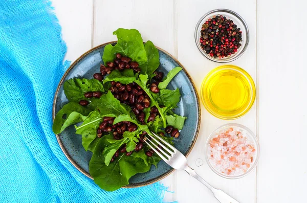 Вегетаріанський салат з червоної квасолі та руколи — стокове фото