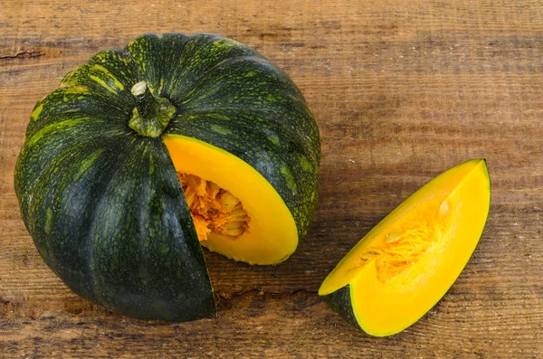 Round sweet ripe pumpkin on wooden table — Stock Photo, Image