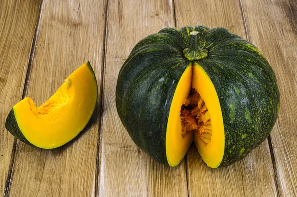 Round sweet ripe pumpkin on wooden table — Stock Photo, Image
