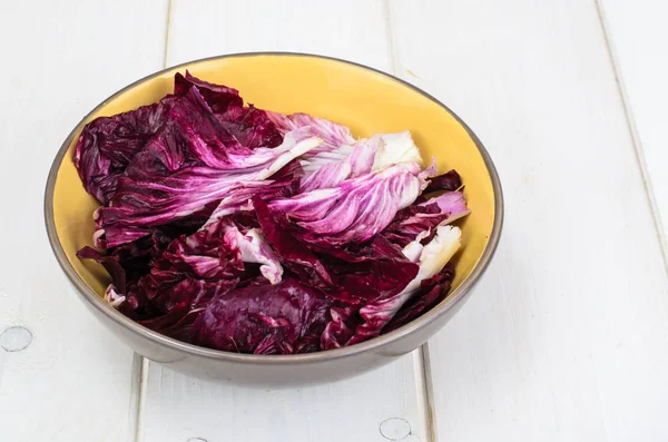 Piros levelek radicchio lemez — Stock Fotó