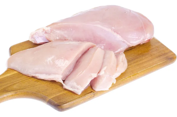Filete de pollo en la cocina tabla de cortar de madera — Foto de Stock