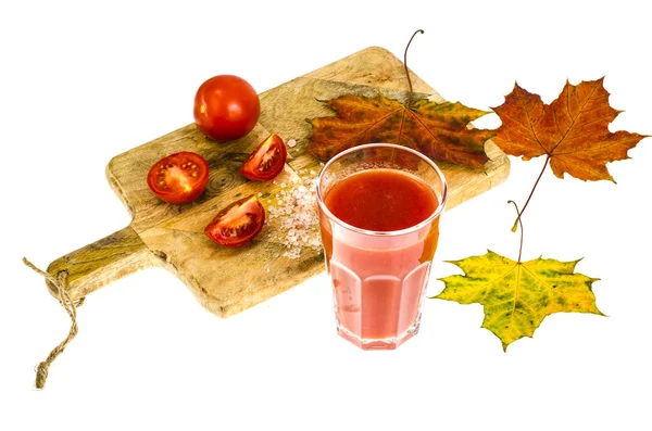 Verre de jus de tomate sur fond blanc — Photo