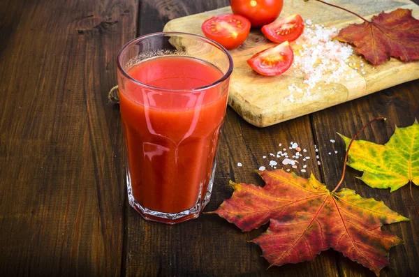 Natürlicher Saft mit Fruchtfleisch aus frischen reifen roten Tomaten — Stockfoto