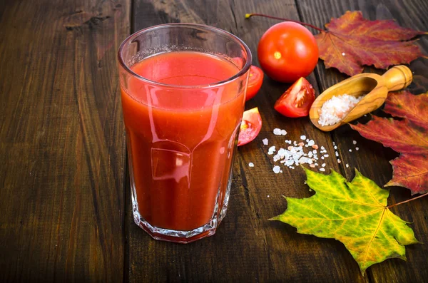 Natürlicher Saft mit Fruchtfleisch aus frischen reifen roten Tomaten — Stockfoto