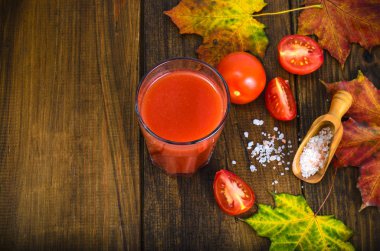 Doğal suyu taze Olgun kırmızı domates hamuru ile