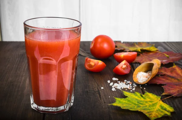 Natürlicher Saft mit Fruchtfleisch aus frischen reifen roten Tomaten — Stockfoto