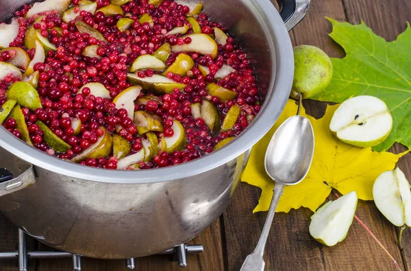 Cooking  fresh pear and cranberry — Stock Photo, Image