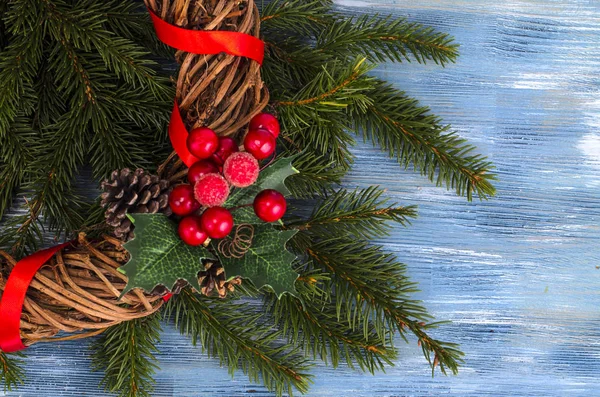 Рождественский венок ручной работы на синем фоне — стоковое фото