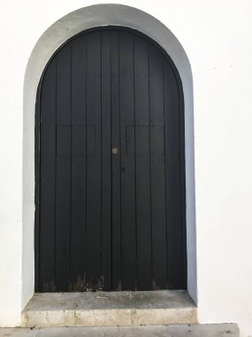 Eski bir binanın duvarındaki ahşap antika kapılar