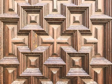 Eski bir binanın duvarındaki ahşap antika kapılar. Studio fotoğraf