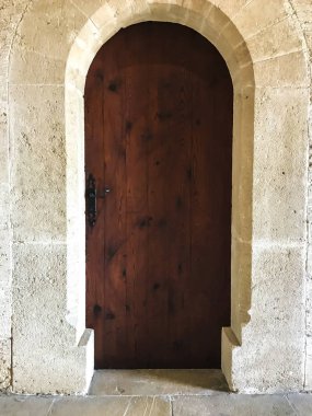 Eski bir binanın duvarındaki ahşap antika kapılar