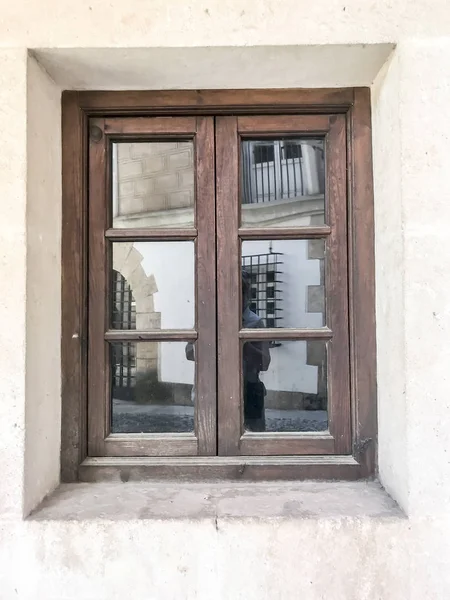 Liten trä fönster i historisk byggnad — Stockfoto