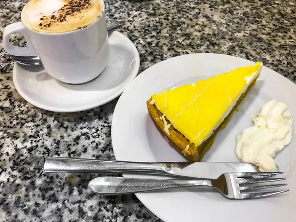 黄色のアイシングでチーズケーキのスライス — ストック写真