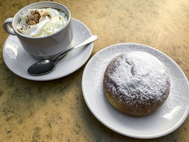 Krema şeker ile çırpılmış krema ve ev yapımı topuz ile kahve