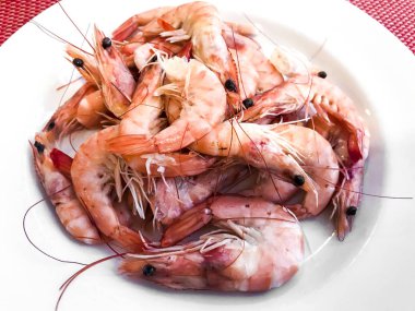 Beyaz tabak haşlanmış karides