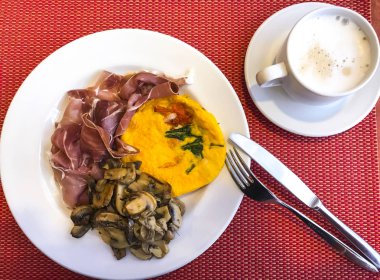 Sahanda yumurta, petrol ve et kahvaltı