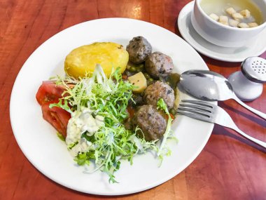 Pirinç garnitür, sebze ile balık