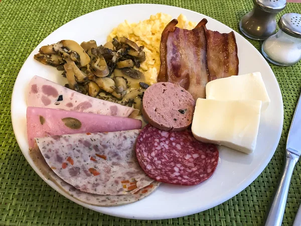 Speck, Omelett, Schinken, Wurst, Pilze, Mozzarella auf weißem Teller — Stockfoto