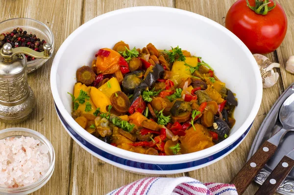 Ragú de verduras en tazón sobre mesa de madera — Foto de Stock