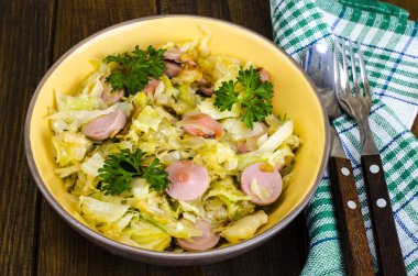 Sosis dilimleri ile haşlanmış lahana. Studio fotoğraf