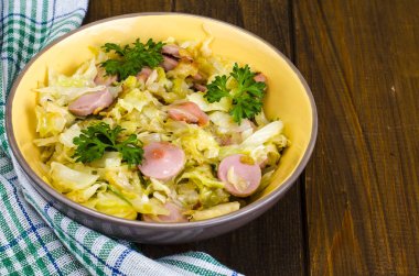 Sosis dilimleri ile haşlanmış lahana. Studio fotoğraf