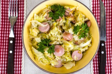 Sosis dilimleri ile haşlanmış lahana. Studio fotoğraf