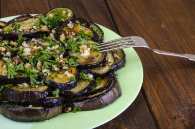 Közlenmiş Patlıcan sarımsak ve ceviz ile. Studio fotoğraf