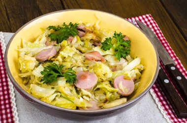 Sosis dilimleri ile haşlanmış lahana. Studio fotoğraf