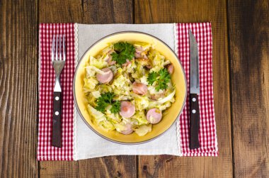 Sosis dilimleri ile haşlanmış lahana. Studio fotoğraf