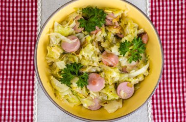 Sosis dilimleri ile haşlanmış lahana. Studio fotoğraf