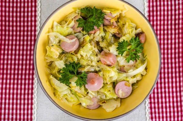 Sosis dilimleri ile haşlanmış lahana. Studio fotoğraf