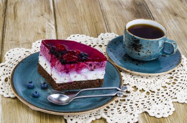 Jöle mousse kek meyve, çay ile parçası. Studio fotoğraf