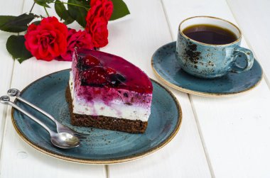 Jöle mousse kek meyve, çay ile parçası. Studio fotoğraf