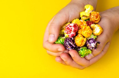 Çocuk elinde renkli patlamış mısır. Studio fotoğraf