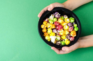 Çocuk elinde renkli patlamış mısır. Studio fotoğraf