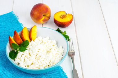 Kahvaltıda meyve taze süzme peynir. Studio fotoğraf