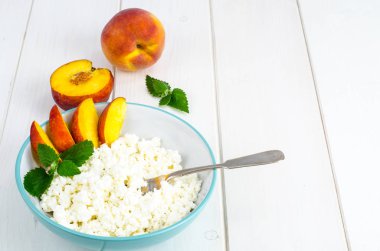 Kahvaltıda meyve taze süzme peynir. Studio fotoğraf