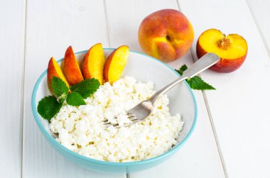 Kahvaltıda meyve taze süzme peynir. Studio fotoğraf